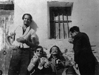 Salvador Dalí (center) with Gala and Timothy Phillips (left)
